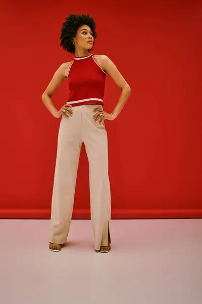 Confident young woman in chic style stands tall, radiating elegance in a stunning setting. — Stock Photo