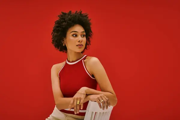Confident woman showcases her unique style and curls in a vibrant setting. — Stock Photo