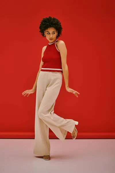 Confident young woman flaunts her fashion with bold colors and elegance in a striking pose. — Stock Photo