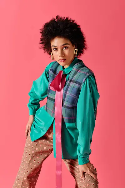 A stylish young woman displays her unique style with bold colors and accessories. — Stock Photo