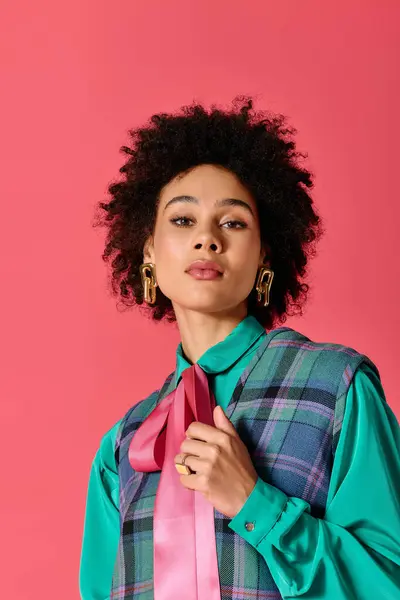 Mujer joven confiada emana encanto en traje elegante con ricas texturas y colores en luz brillante — Stock Photo
