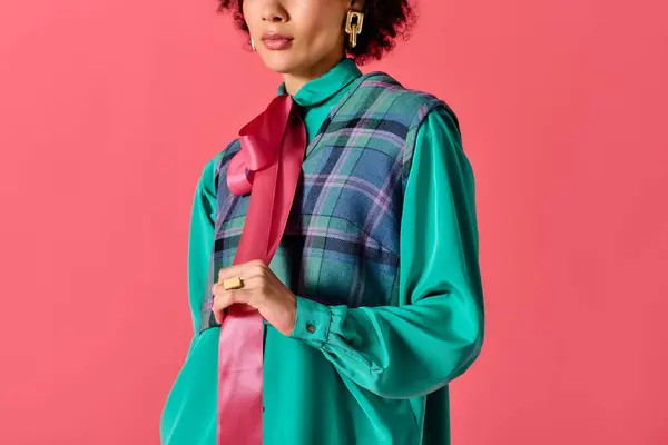 Stylish woman poses confidently, blending colors and patterns with grace and flair. — Stock Photo