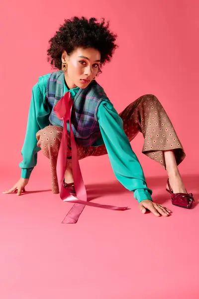 Young woman showcases bold style and confidence while posing creatively in a bright setting. — Stock Photo