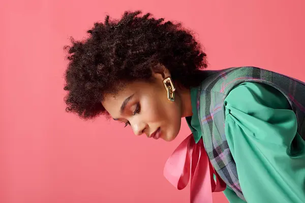 Mujer joven de moda muestra el estilo con colores audaces y accesorios únicos en un rodaje. - foto de stock