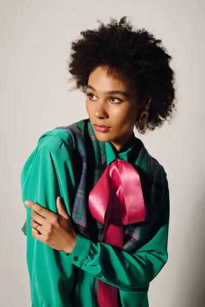 Young woman models striking outfit with bold colors and accessories in an artistic setting. — Stock Photo