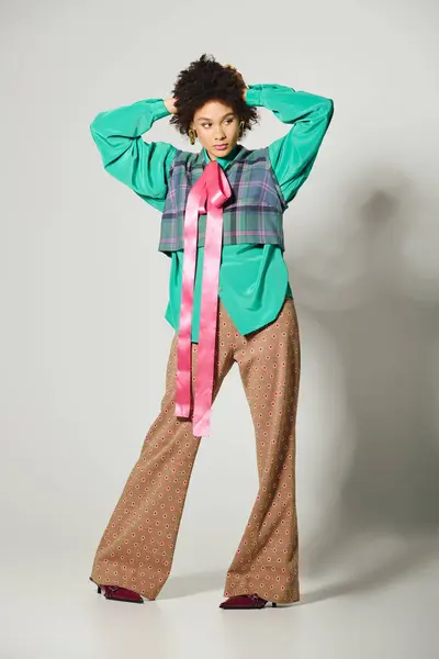 Beautiful young woman poses confidently, highlighting her vibrant outfit and chic accessories. — Stock Photo