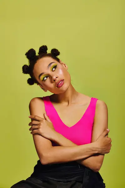 Una joven impresionante ostenta su estilo único en un traje brillante, irradiando confianza. - foto de stock