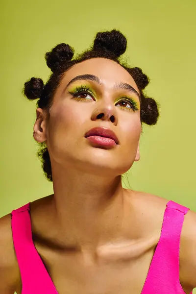 Los colores brillantes realzan la belleza de las mujeres jóvenes mientras ella posa con confianza contra un telón de fondo vívido. - foto de stock
