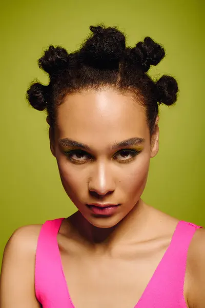 Unique hairstyle and vibrant outfit highlight the womans confidence and stylish expression. — Stock Photo