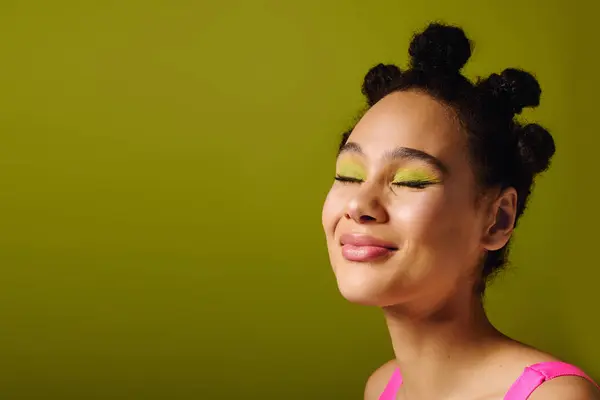 A young woman shines with a radiant smile and colorful makeup, showing joy and style. — Stock Photo