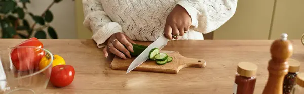 Jovem afro-americana habilmente prepara uma salada colorida em sua cozinha acolhedora, banner — Fotografia de Stock