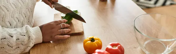 Jovem prepara uma salada saudável usando legumes frescos em sua cozinha acolhedora, banner — Fotografia de Stock