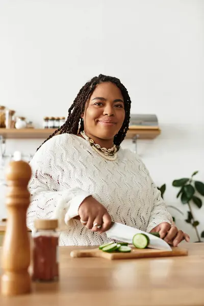 Uma jovem negra prepara criativamente uma salada fresca em casa. — Fotografia de Stock
