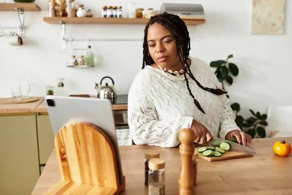 Uma jovem feliz chops vegetais para fazer uma deliciosa salada em casa. — Fotografia de Stock