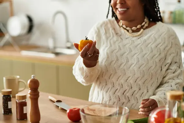 Молодая женщина готовит вкусный салат дома, в окружении свежих ингредиентов и хороших вибраций. — стоковое фото