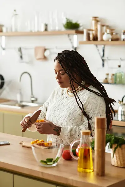 Em uma cozinha vibrante, uma jovem mulher prepara uma salada fresca e colorida. — Fotografia de Stock