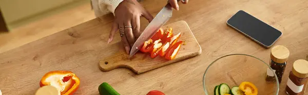 Jovem afro-americana habilmente chops vegetais frescos enquanto prepara uma salada vibrante, banner — Fotografia de Stock