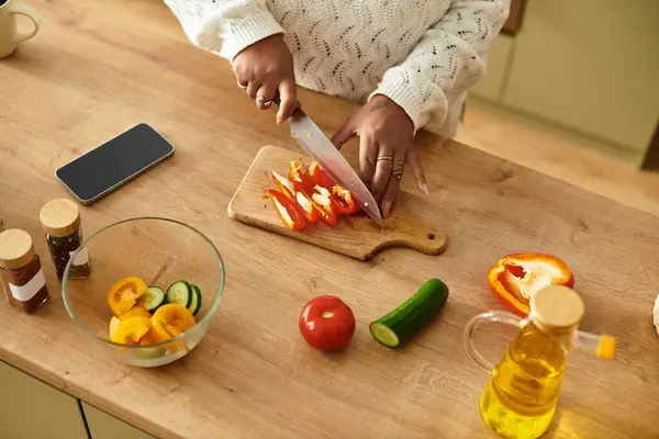 Яркая и веселая кухня, наполненная свежими ингредиентами, как женщина готовит здоровый салат. — стоковое фото