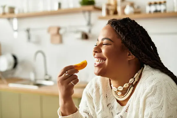 Jovem alegre gosta de cozinhar uma salada vibrante enquanto abraça a vida doméstica. — Fotografia de Stock