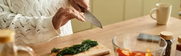 Em uma cozinha quente, uma jovem afro-americana corta ervas frescas enquanto faz uma deliciosa salada, banner — Fotografia de Stock