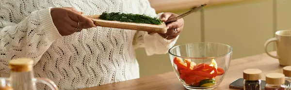 Uma jovem afro-americana habilmente prepara uma salada vibrante em sua cozinha acolhedora, banner — Fotografia de Stock
