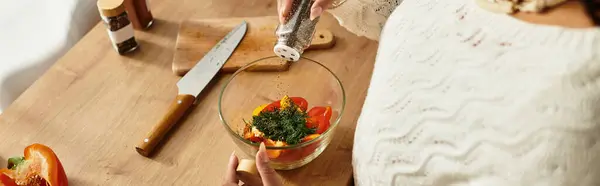 Em uma cozinha aconchegante, uma jovem afro-americana habilmente monta uma salada vibrante, banner — Fotografia de Stock