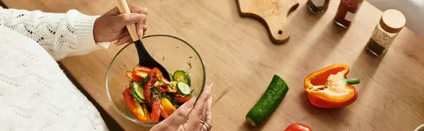 Uma jovem afro-americana prepara uma salada vibrante em casa, aproveitando o processo de cozimento, banner — Fotografia de Stock