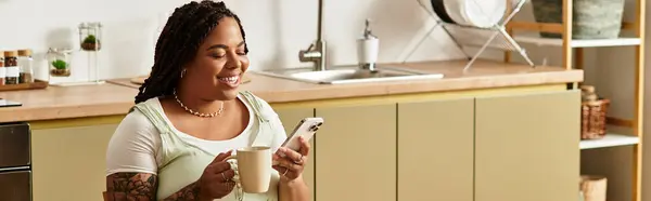 A young African American woman happily eats a fresh salad, savoring her healthy meal. — Stock Photo