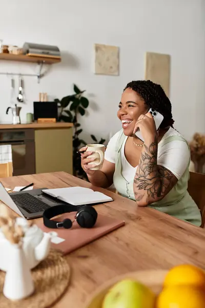 Jovem mulher afro-americana alegre desfruta de um dia de trabalho produtivo de seu belo escritório em casa. — Fotografia de Stock