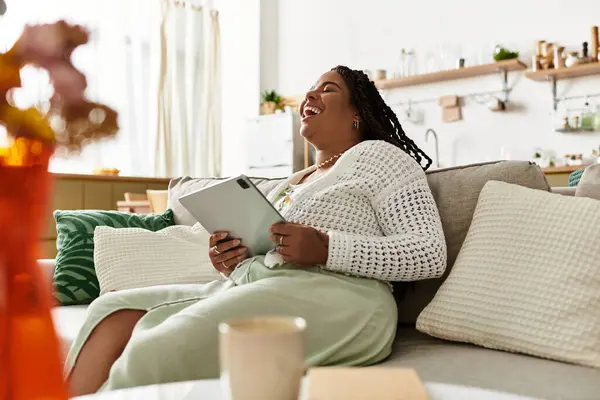 Young african american woman shares a joyful moment while relaxing at home on a weekend morning. — Stock Photo