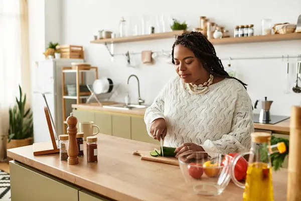 Cozinhar ingredientes salada vibrante, esta jovem mulher desfruta de um momento de paz em casa. — Fotografia de Stock