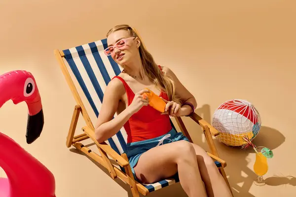 Leuchtende und lebendige Farben umgeben eine junge Frau, die einen Sommertag genießt und dabei mit Flair entspannt. — Stockfoto