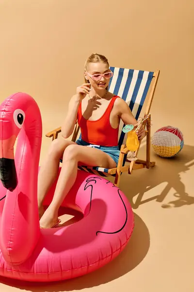 A colorful inflatable float adds fun as a young woman enjoys a refreshing drink. — Stock Photo