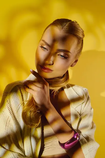 Eine junge Frau präsentiert moderne Mode, auf ihrem Gesicht tanzen Schattenmuster. — Stockfoto