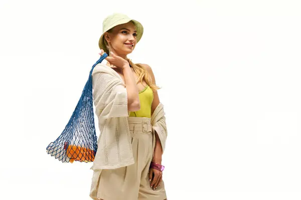 Beautiful young woman smiles as she carries a colorful tote bag on a sunny day outdoors. — Stock Photo
