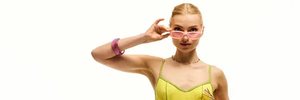Vibrant portrait of a confident young woman in trendy fashion and chic accessories. — Stock Photo