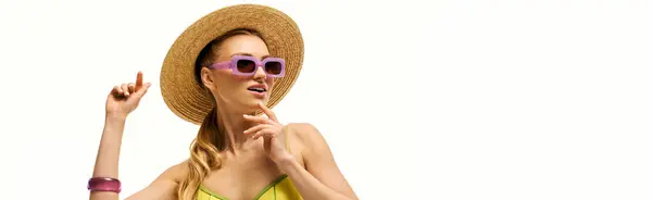 Stilvolle junge Frau mit breitkrempigem Hut und Sonnenbrille versprüht Freude beim Sommerfest. — Stockfoto