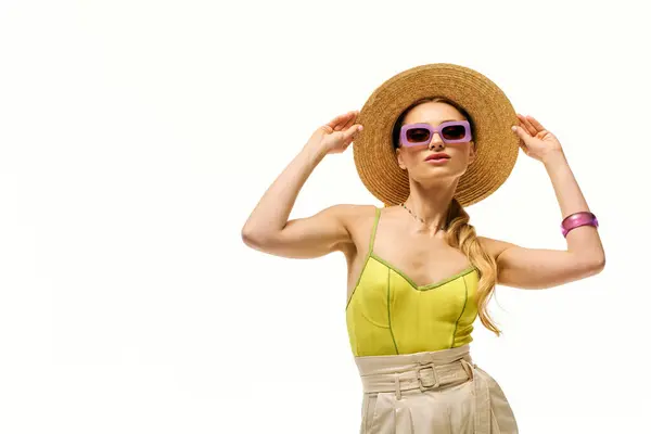 Bella giovane donna mette in mostra moda estiva alla moda mentre indossa accessori giocosi all'interno. — Foto stock