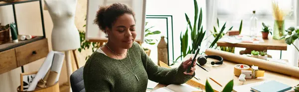 A woman explores her creativity in a crafting workshop filled with plants and art supplies. — Stock Photo