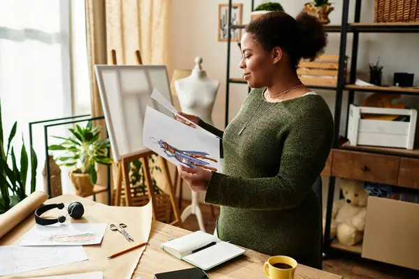 A crafting enthusiast creates artistic sketches in her sunny, cozy, inspiring workshop. — Stock Photo