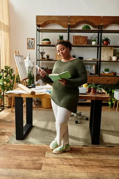 Uma bela mulher se envolve na elaboração em uma oficina brilhante cheia de plantas e suprimentos de arte. — Fotografia de Stock