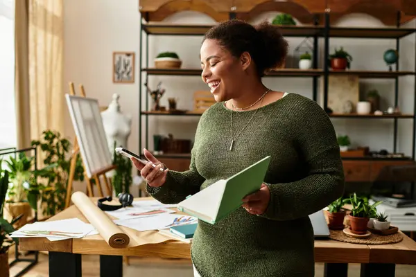 Una mujer alegre se sumerge en proyectos artísticos en un brillante taller de artesanía. — Stock Photo