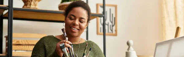 Uma bela mulher se envolve em atividades de artesanato em uma oficina animada cheia de energia criativa. — Fotografia de Stock