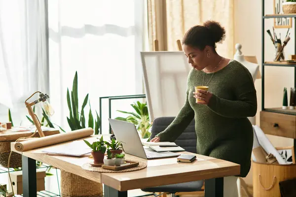 A beautiful woman engaged in crafting, filled with inspiration and creativity in her workshop. — Stock Photo
