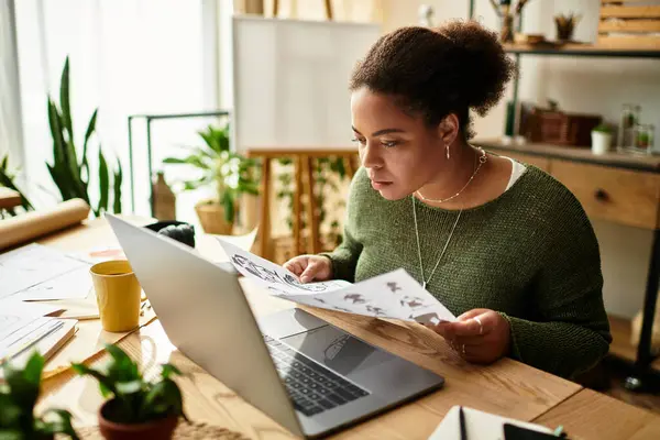 A beautiful woman immersed in a crafting workshop, studying designs and enjoying the experience. — Stock Photo