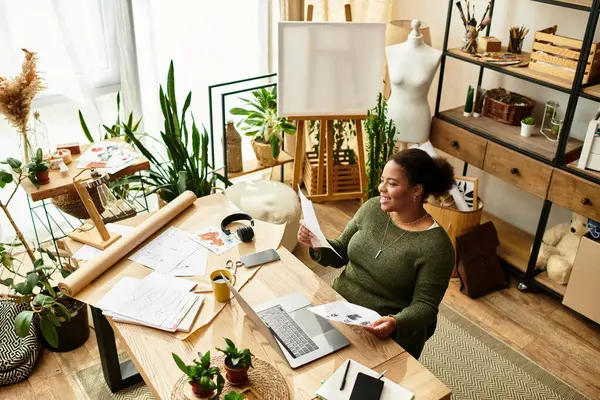 A beautiful woman engages in crafting while surrounded by plants and artistic materials. — Stock Photo