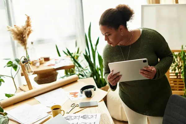 A beautiful woman immerses herself in crafting, exploring ideas in a lively workshop setting. — Stock Photo