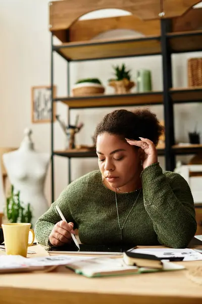 Eine schöne Frau genießt einen Moment der Konzentration beim Basteln in einer gemütlichen Werkstatt voller Pflanzen. — Stockfoto