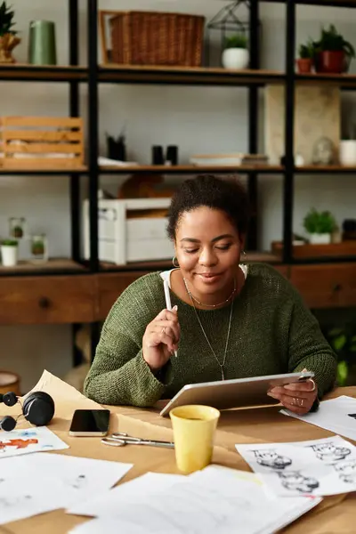 Una mujer hermosa disfruta de su tiempo en un taller de artesanía mientras trabaja en un proyecto creativo. - foto de stock