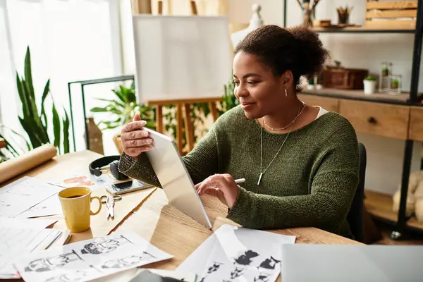 En un animado taller, una hermosa mujer explora apasionadamente su arte creativo. - foto de stock